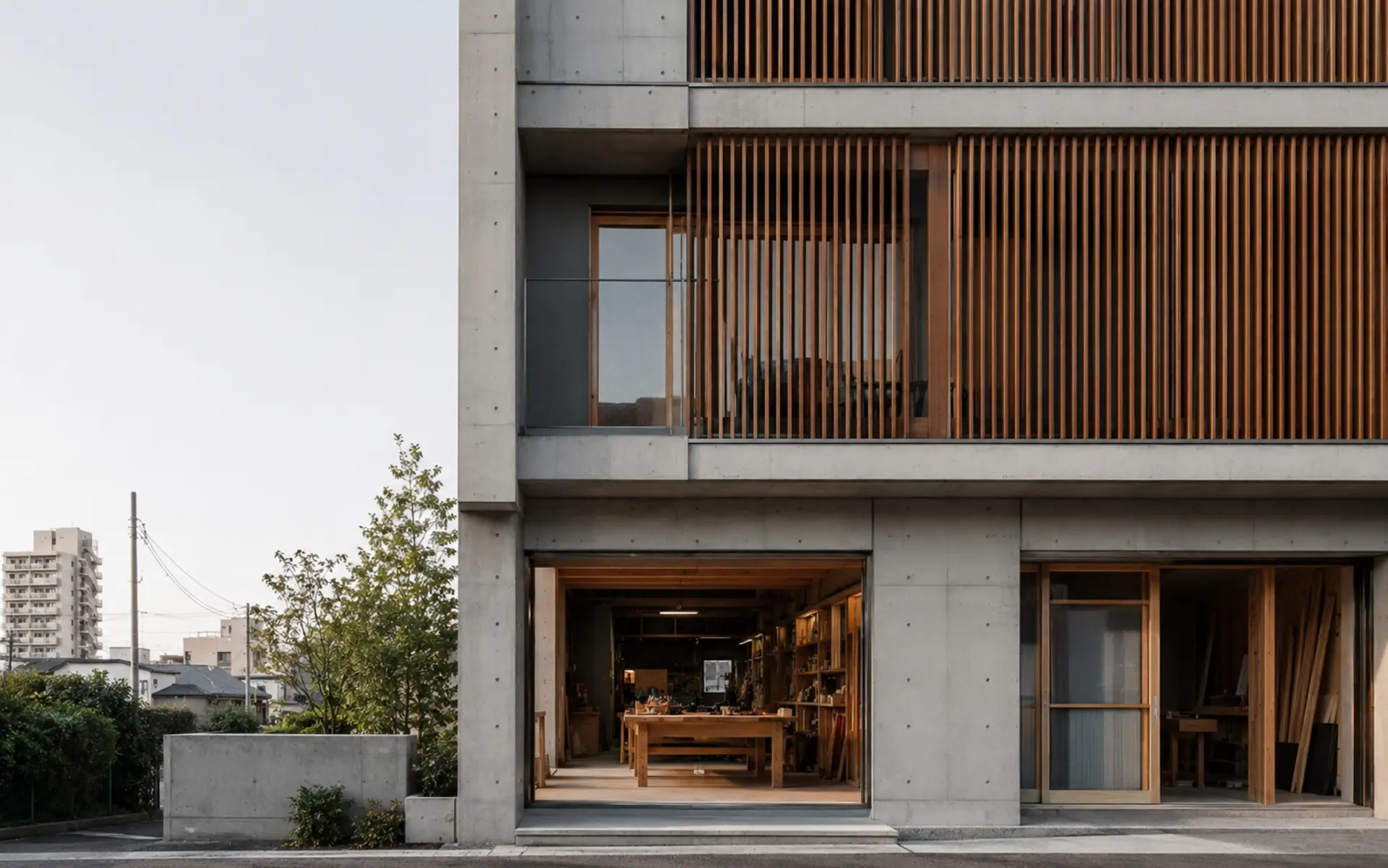 コンクリートと木を組み合わせた建物と施工スペース